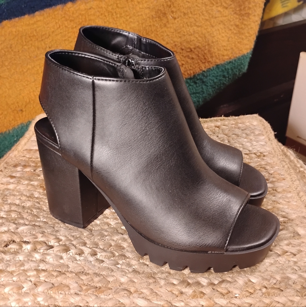 NWT Y Not? Black Chunky Peep Toe Wedge Size 9